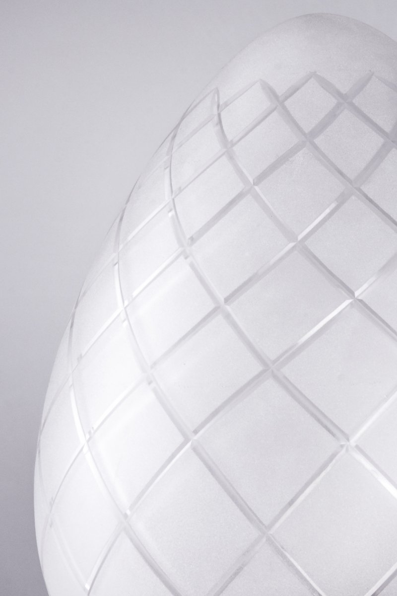 Juni Ø20 Laiton antique/blanc lampe de salle de bain De Globen Lighting - Juni, avec son magnifique abat-jour en verre taillé et en métal, vous transporte au début du XXe siècle.