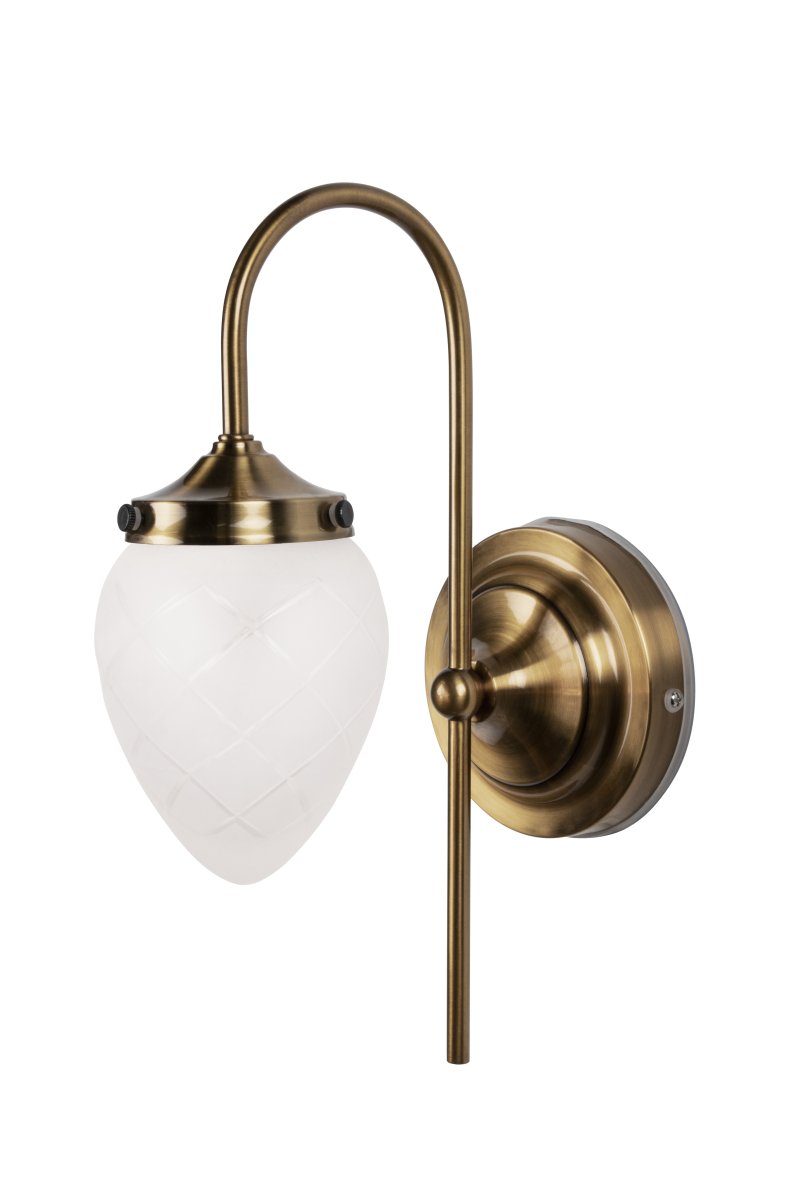 Juni 24cm Laiton antique/blanc lampe de salle de bain De Globen Lighting - Juni, avec son abat-jour en verre d&eacute;poli et m&eacute;tal magnifiquement taill&eacute;, vous transporte au d&eacute;but du XXe si&egrave;cle.