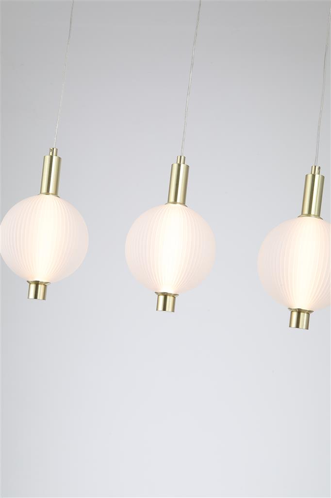 Luminique 80cm Laiton suspension De Searchlight - Elle est id&eacute;ale au-dessus d'une table &agrave; manger ou dans la cuisine, o&ugrave; l'on recherche &agrave; la fois un design raffin&eacute; et un &eacute;clairage exceptionnel.