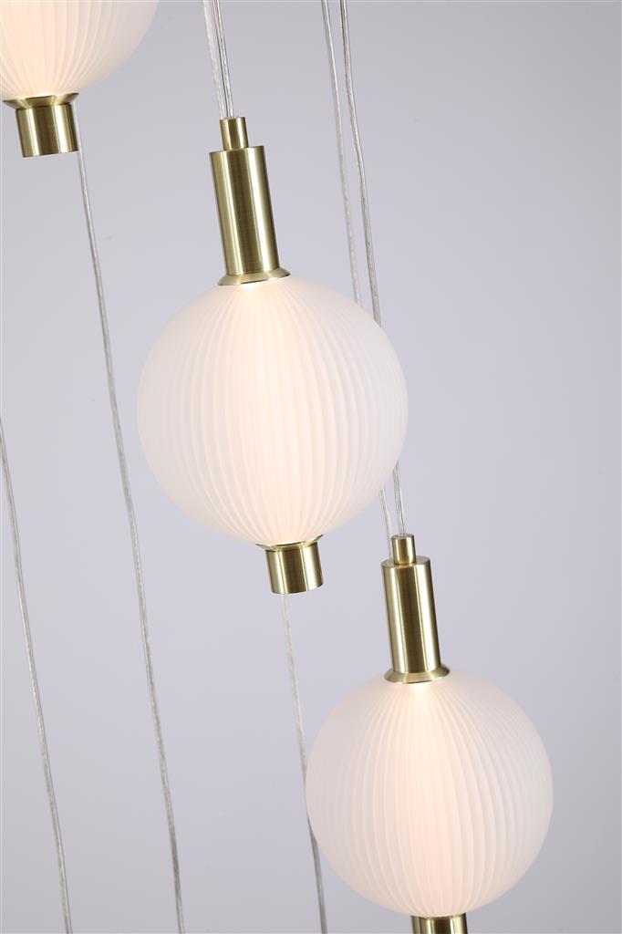 Luminique Ø50 Laiton suspension De Searchlight - Elle est id&eacute;ale au-dessus d'une table &agrave; manger ou dans un couloir, o&ugrave; l'on recherche &agrave; la fois un design raffin&eacute; et un &eacute;clairage optimal.