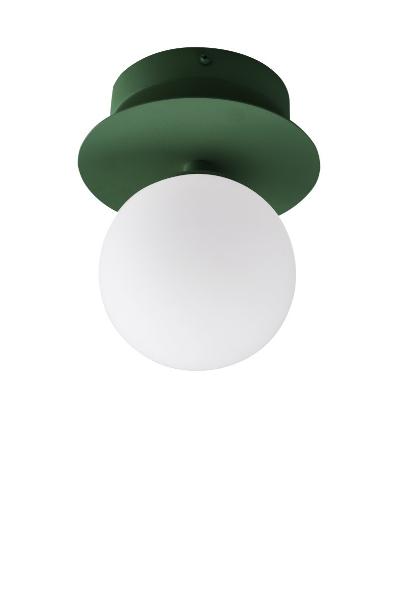 Art Deco Ø16 Vert/blanc lampe de salle de bain De Globen Lighting - Fabriquée en métal, elle est dotée d'un abat-jour en verre blanc qui diffuse une lumière agréable dans la pièce.