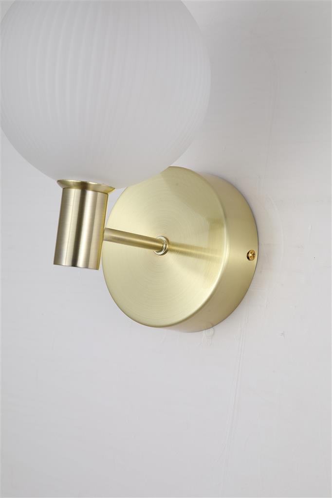 Luminique 15cm Laiton applique murale De Searchlight - Le verre d&eacute;poli, int&eacute;grant un &eacute;clairage LED, diffuse une lumi&egrave;re blanche et vive, douce et homog&egrave;ne, cr&eacute;ant une ambiance chaleureuse.
