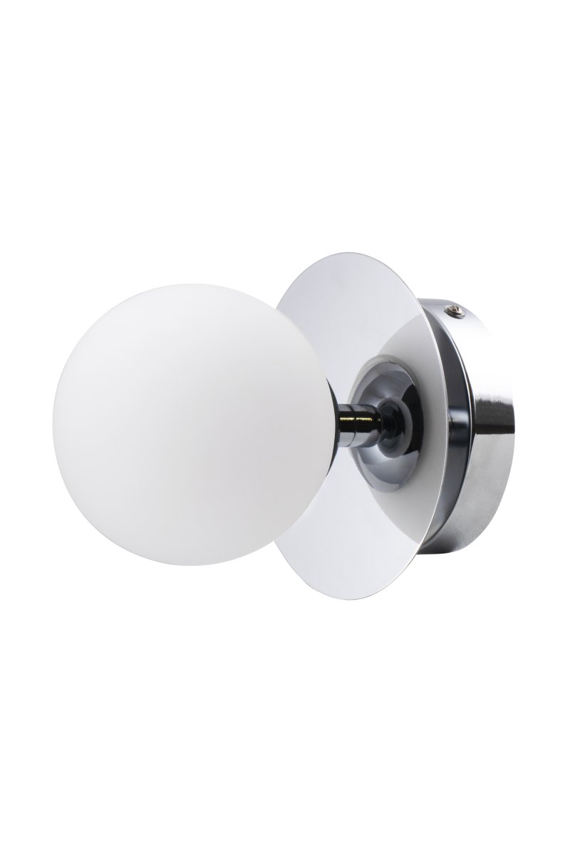 Art Deco Ø16 Chrome/blanc lampe de salle de bain De Globen Lighting - Fabriqu&eacute;e en m&eacute;tal, elle est dot&eacute;e d'un abat-jour en verre blanc qui diffuse une lumi&egrave;re agr&eacute;able dans la pi&egrave;ce.