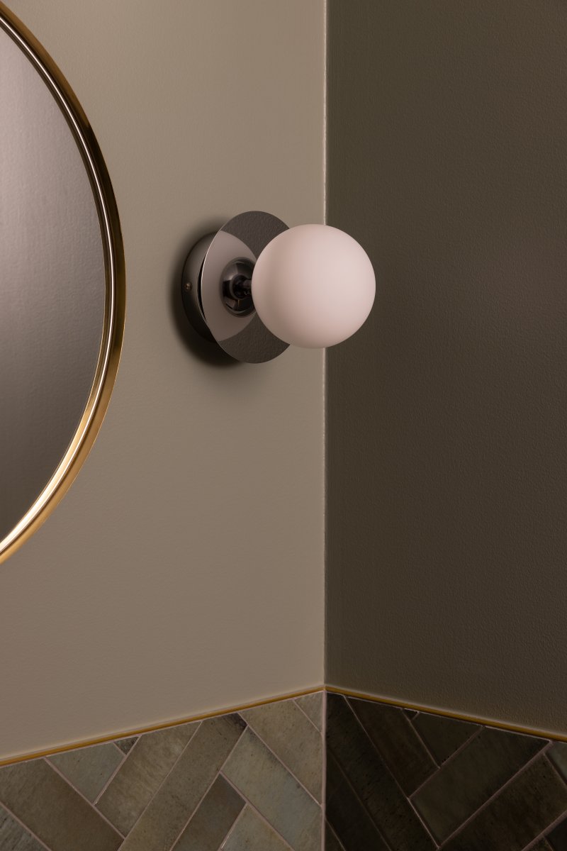 Art Deco Ø16 Chrome/blanc lampe de salle de bain De Globen Lighting - Fabriqu&eacute;e en m&eacute;tal, elle est dot&eacute;e d'un abat-jour en verre blanc qui diffuse une lumi&egrave;re agr&eacute;able dans la pi&egrave;ce.