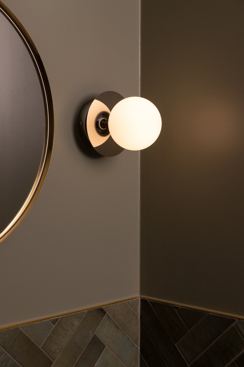 Art Deco Ø16 Chrome/blanc lampe de salle de bain De Globen Lighting - Fabriqu&eacute;e en m&eacute;tal, elle est dot&eacute;e d'un abat-jour en verre blanc qui diffuse une lumi&egrave;re agr&eacute;able dans la pi&egrave;ce.