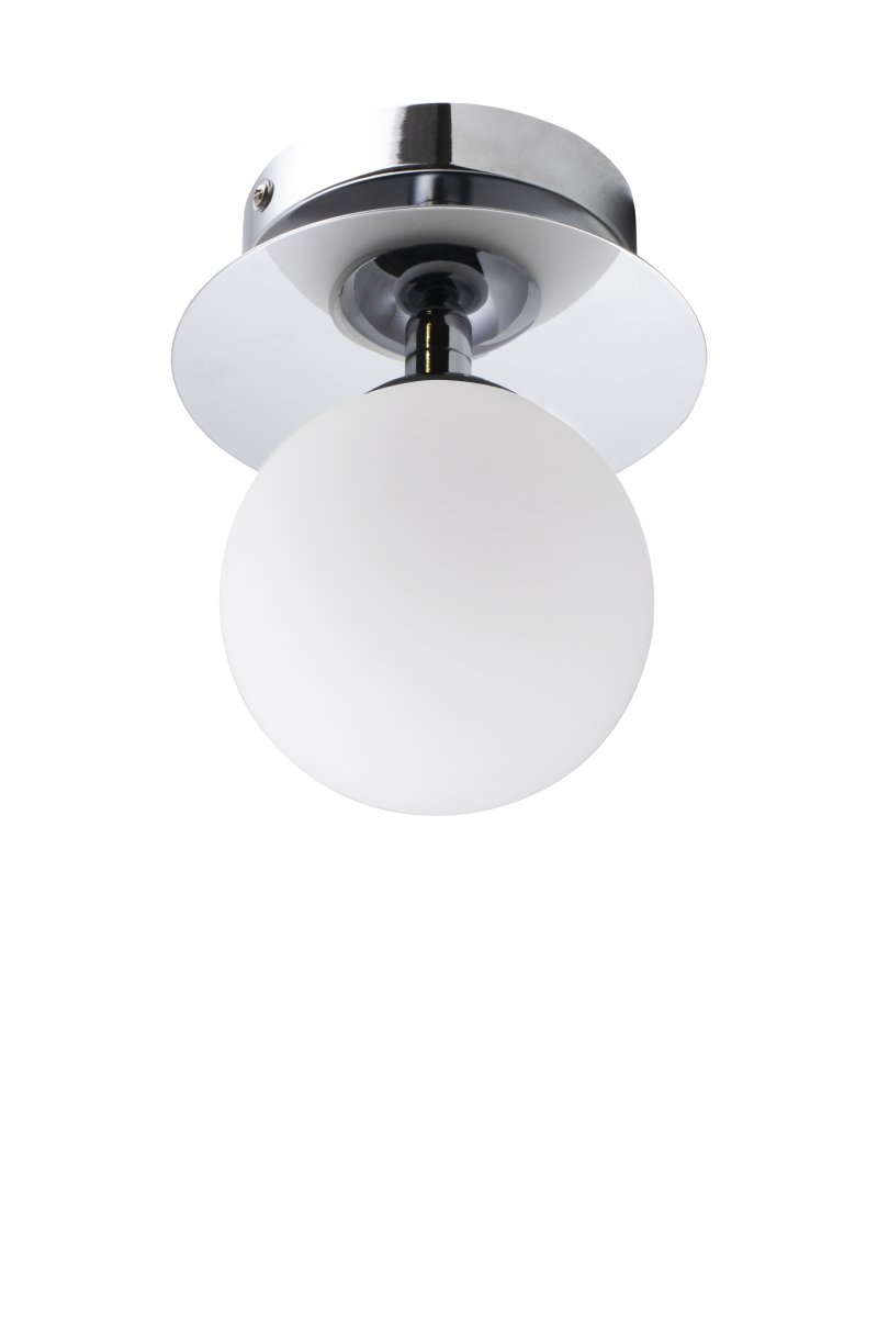 Art Deco Ø16 Chrome/blanc lampe de salle de bain De Globen Lighting - Fabriqu&eacute;e en m&eacute;tal, elle est dot&eacute;e d'un abat-jour en verre blanc qui diffuse une lumi&egrave;re agr&eacute;able dans la pi&egrave;ce.
