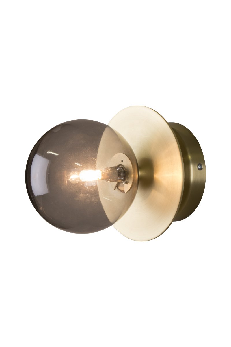 Art Deco Ø16 Laiton brossé/fumé lampe de salle de bain De Globen Lighting - Fabriqué en métal, il est doté d'un abat-jour en verre fumé qui diffuse une lumière éclatante dans la pièce.