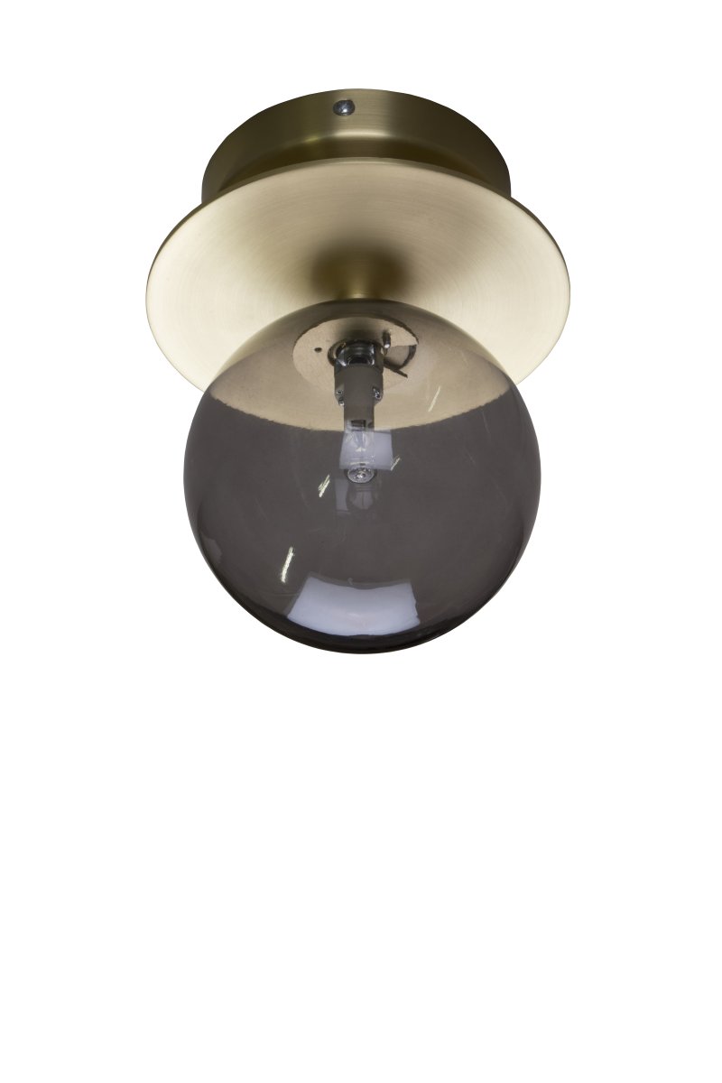 Art Deco Ø16 Laiton brossé/fumé lampe de salle de bain De Globen Lighting - Fabriqué en métal, il est doté d'un abat-jour en verre fumé qui diffuse une lumière éclatante dans la pièce.