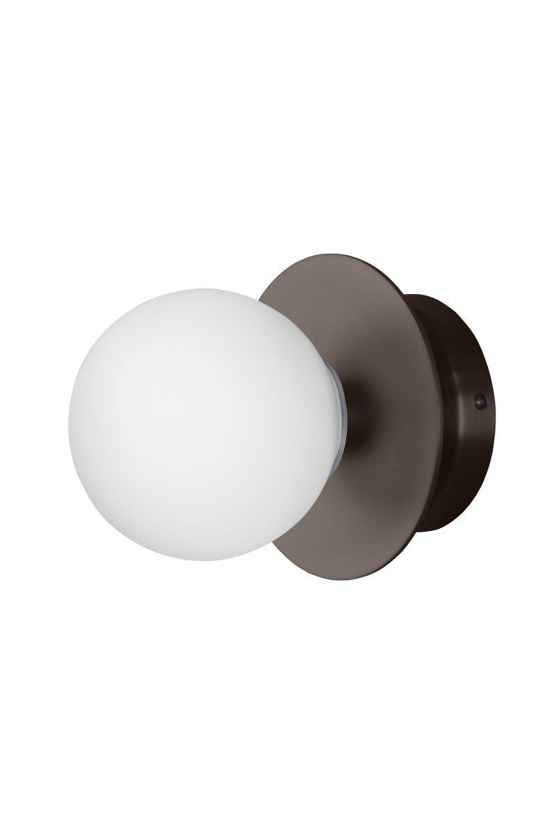 Art Deco Ø16 Bronze/blanc lampe de salle de bain De Globen Lighting - Fabriquée en métal, elle est dotée d'un abat-jour en verre blanc qui diffuse une lumière agréable dans la pièce.