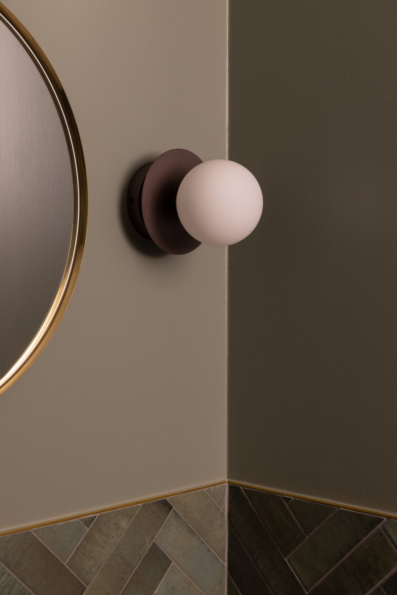 Art Deco Ø16 Bronze/blanc lampe de salle de bain De Globen Lighting - Fabriquée en métal, elle est dotée d'un abat-jour en verre blanc qui diffuse une lumière agréable dans la pièce.