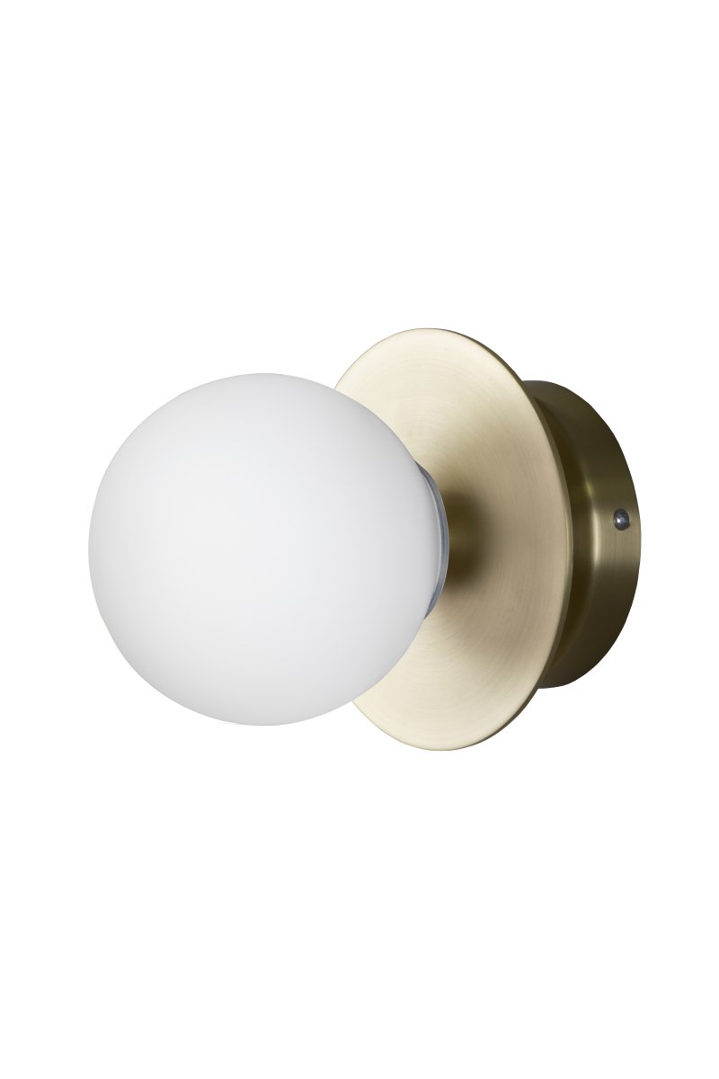Art Deco Ø16 Laiton brossé/blanc lampe de salle de bain De Globen Lighting - Fabriqu&eacute;e en m&eacute;tal, elle est dot&eacute;e d'un abat-jour en verre blanc qui diffuse une lumi&egrave;re agr&eacute;able dans la pi&egrave;ce.