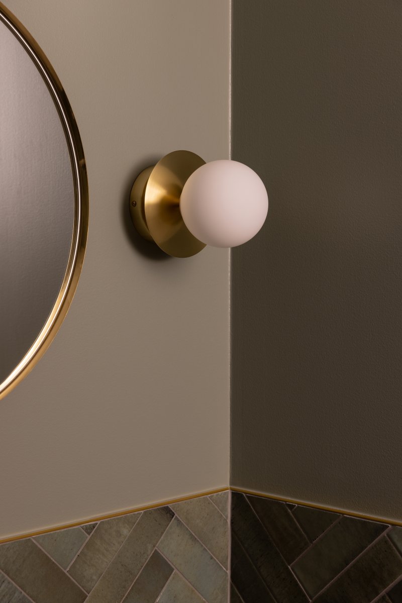 Art Deco Ø16 Laiton brossé/blanc lampe de salle de bain De Globen Lighting - Fabriqu&eacute;e en m&eacute;tal, elle est dot&eacute;e d'un abat-jour en verre blanc qui diffuse une lumi&egrave;re agr&eacute;able dans la pi&egrave;ce.