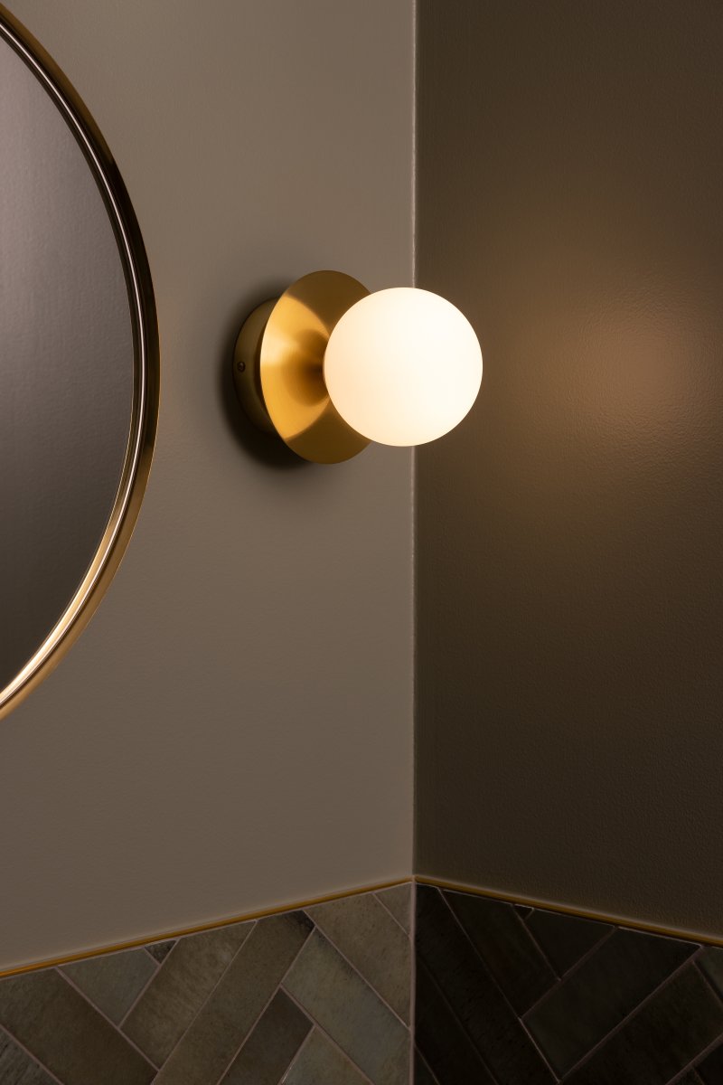 Art Deco Ø16 Laiton brossé/blanc lampe de salle de bain De Globen Lighting - Fabriqu&eacute;e en m&eacute;tal, elle est dot&eacute;e d'un abat-jour en verre blanc qui diffuse une lumi&egrave;re agr&eacute;able dans la pi&egrave;ce.