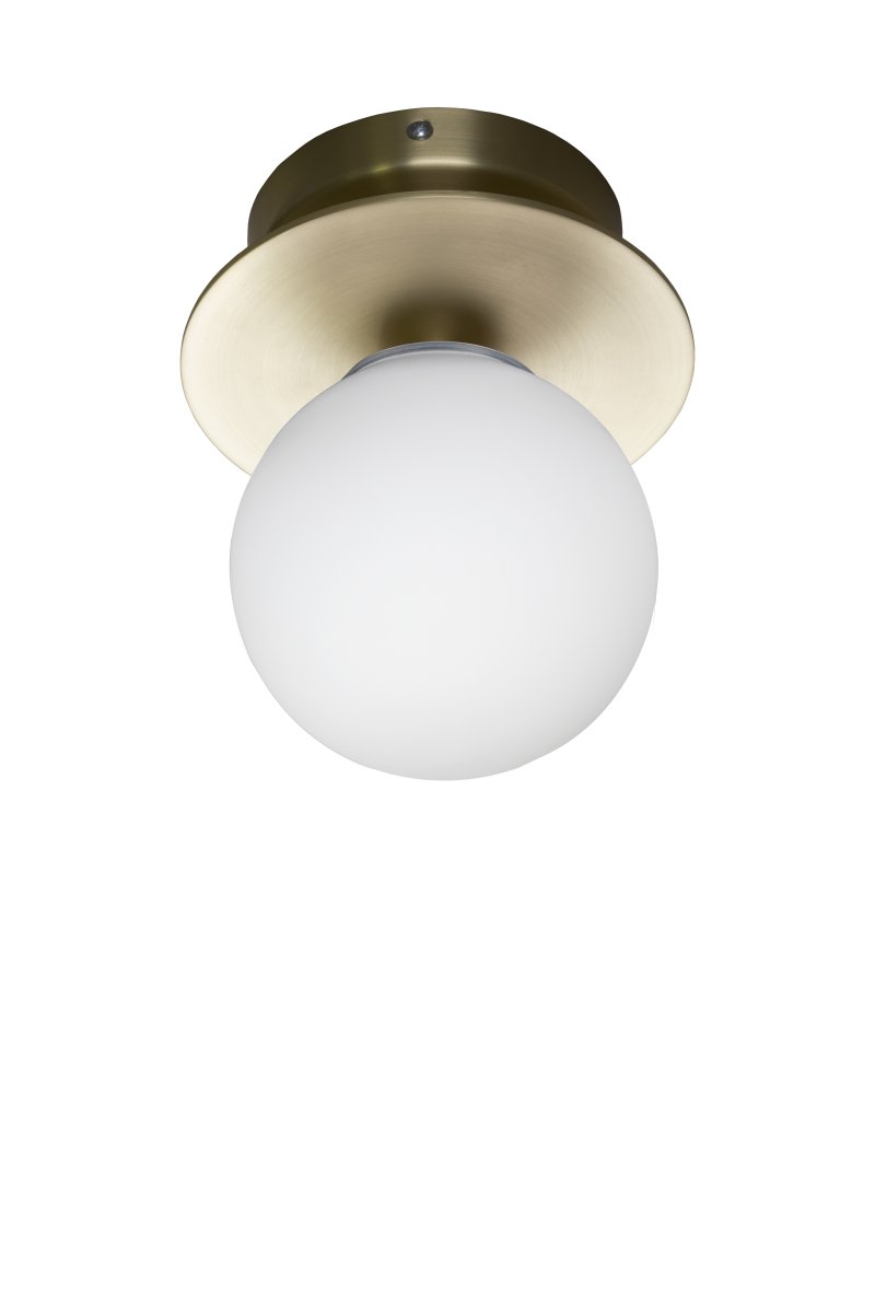 Art Deco Ø16 Laiton brossé/blanc lampe de salle de bain De Globen Lighting - Fabriqu&eacute;e en m&eacute;tal, elle est dot&eacute;e d'un abat-jour en verre blanc qui diffuse une lumi&egrave;re agr&eacute;able dans la pi&egrave;ce.