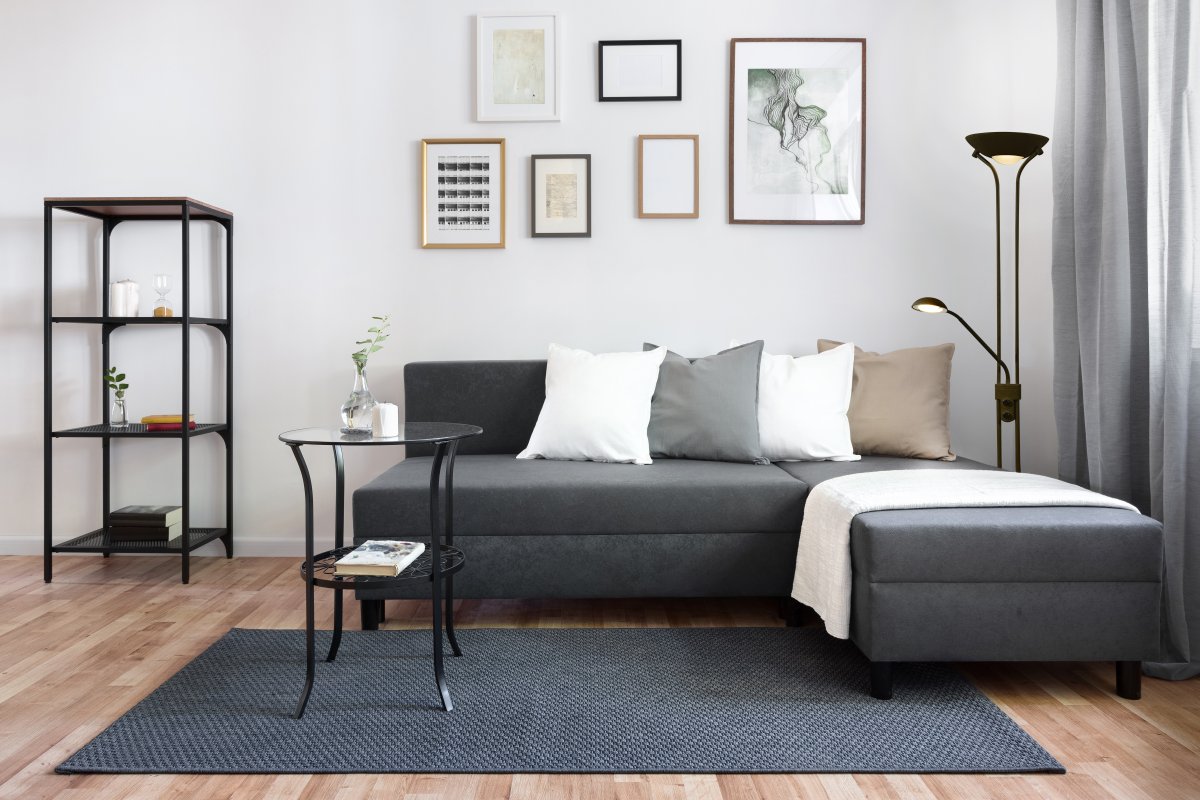 Nice Noir lampadaire De Aneta Lighting - L'&eacute;clairage de 1600 lumens et le bras de lecture de 400 lumens sont tous deux r&eacute;glables &agrave; l'aide de boutons s&eacute;par&eacute;s.