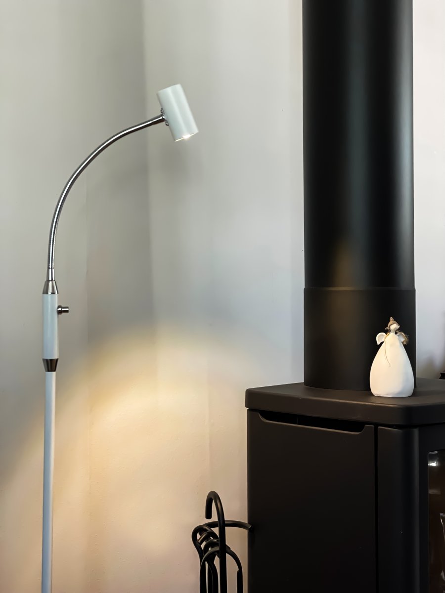 Gusto Blanc lampadaire De Aneta Lighting - La température de couleur de la lumière dite blanche chaude est de 3000 Kelvin.