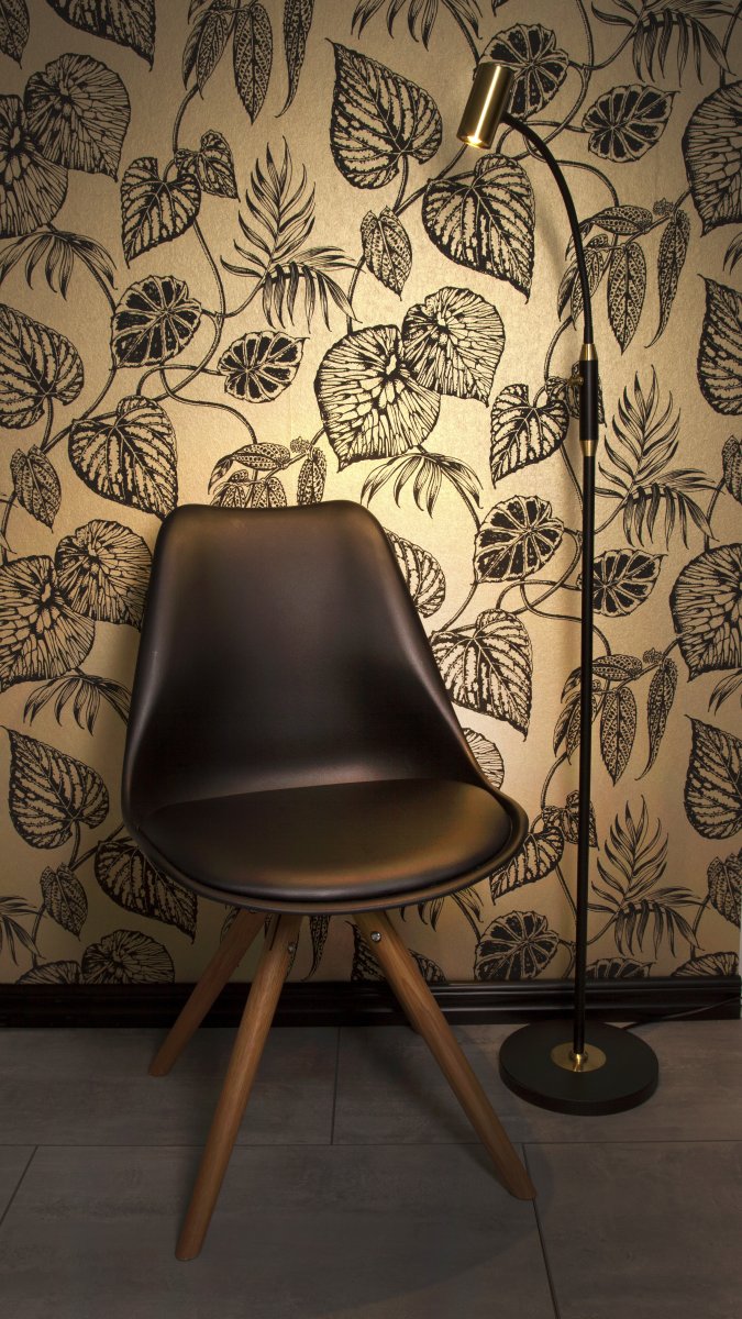 Gusto Noir lampadaire De Aneta Lighting - La température de couleur de la lumière dite blanche chaude est de 3000 Kelvin.