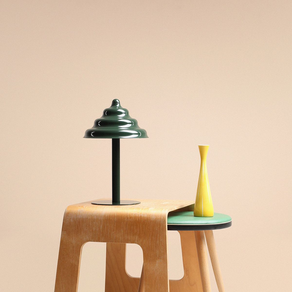 Wave 36cm Vert foncé lampe de table De Artera - Wave est une lampe de table moderne au design rétro, ce qui en fait un luminaire polyvalent qui s'intègre dans n'importe quelle maison.