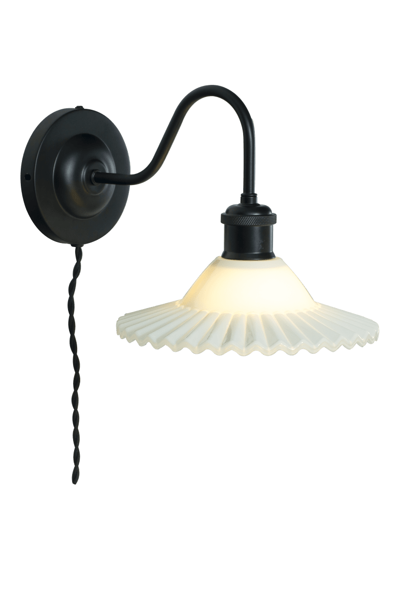 Silvia 30cm Noir et blanc applique murale De Aneta Lighting - Elle s'intègre à la plupart des pièces et diffuse une lumière douce et décorative qui contribue à une atmosphère chaleureuse.
