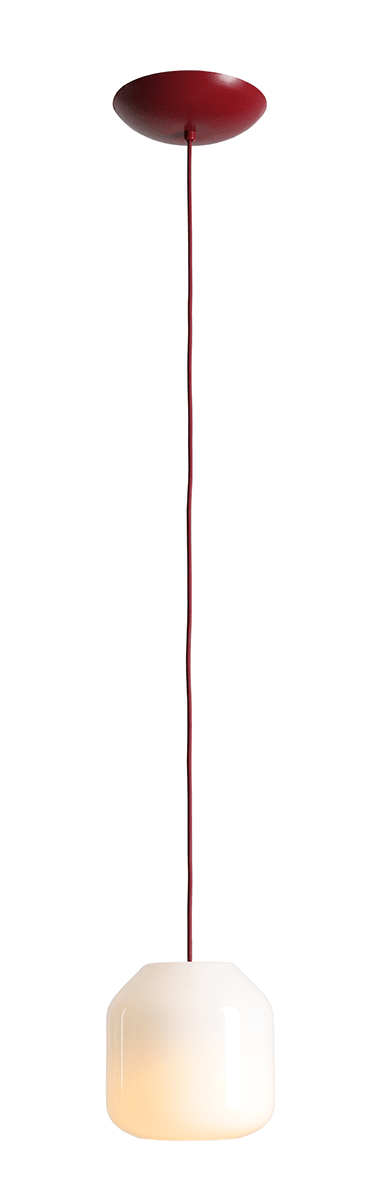 Flask Ø18 ROUGE suspension De Artera - Les détails métalliques et le câble assorti, d'un magnifique rouge cerise, confèrent à la lampe un caractère à la fois harmonieux et ludique.