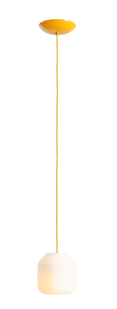 Flask Ø18 Jaune suspension De Artera - Les détails métalliques et le câble assorti, d'un joli jaune, confèrent à la lampe un caractère à la fois harmonieux et ludique.