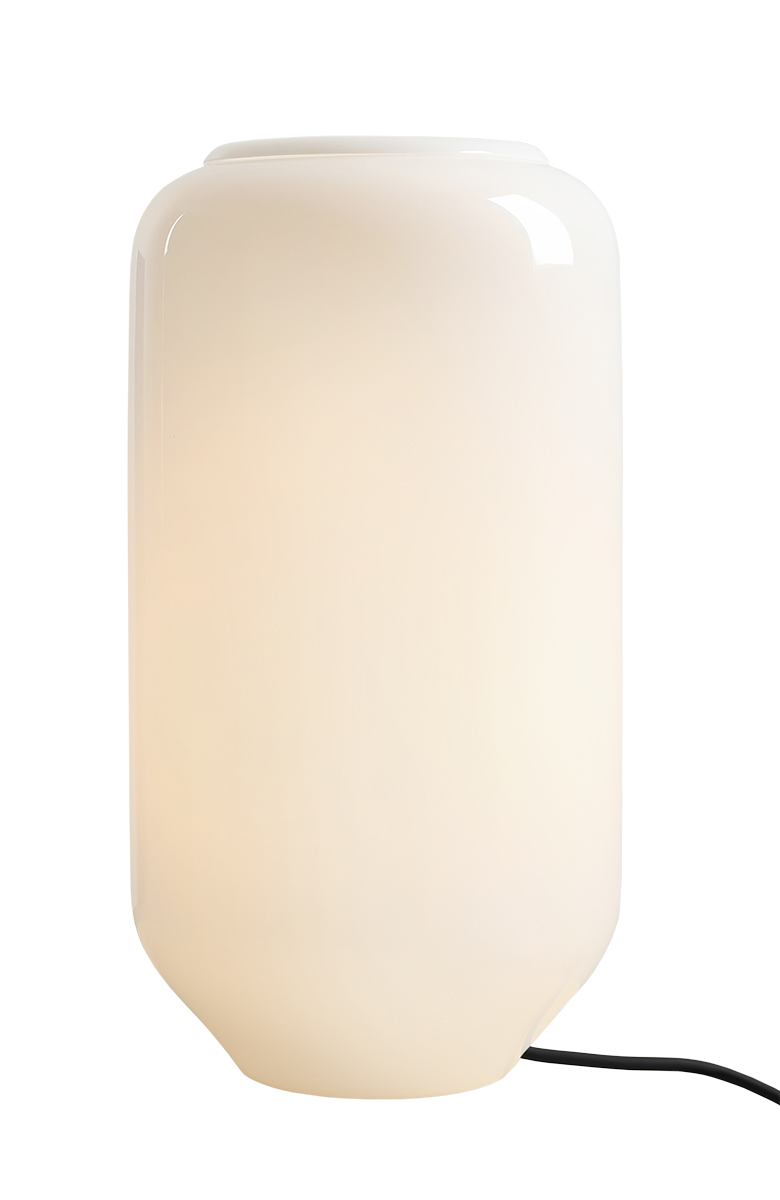 Flask 36cm Blanc/noir lampe de table De Artera - Son abat-jour rond et élancé en verre opale diffuse une lumière douce et agréable, créant une ambiance chaleureuse et accueillante.