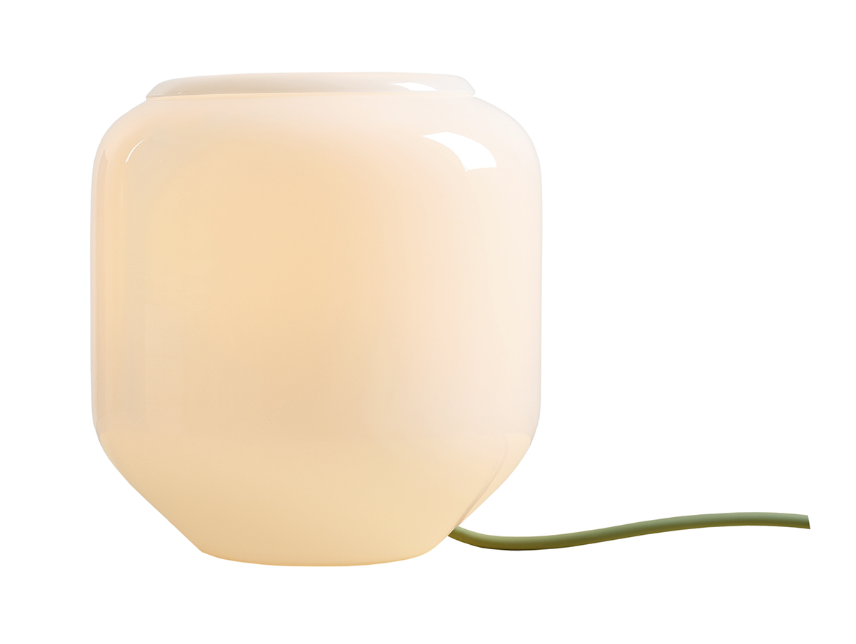 Flask 18cm Blanc/vert lampe de table De Artera - Flask est une lampe de table élégante aux formes douces et arrondies et à la palette de couleurs modernes.
