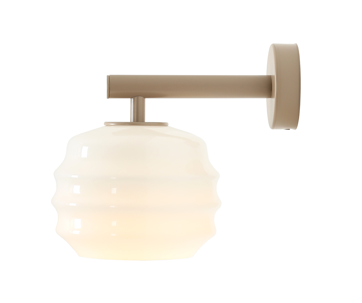 Puff 23cm Beige applique murale De Artera - Son abat-jour décoratif en verre opale blanc séduit par sa forme incurvée, conférant à la lampe une allure à la fois ludique et raffinée.