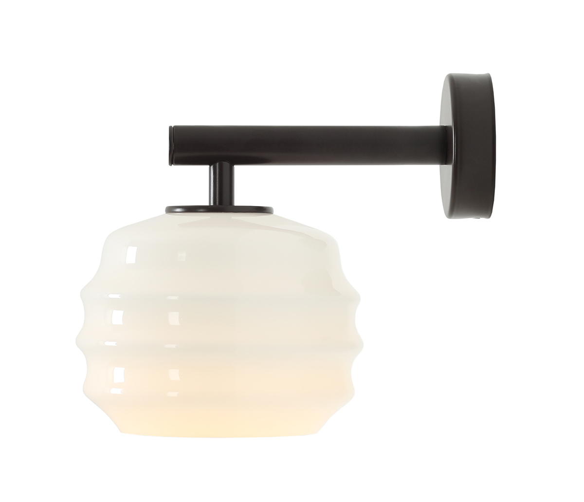 Puff 23cm brun foncé applique murale De Artera - Son abat-jour décoratif en verre opale blanc séduit par sa forme incurvée, conférant à la lampe une allure à la fois ludique et raffinée.