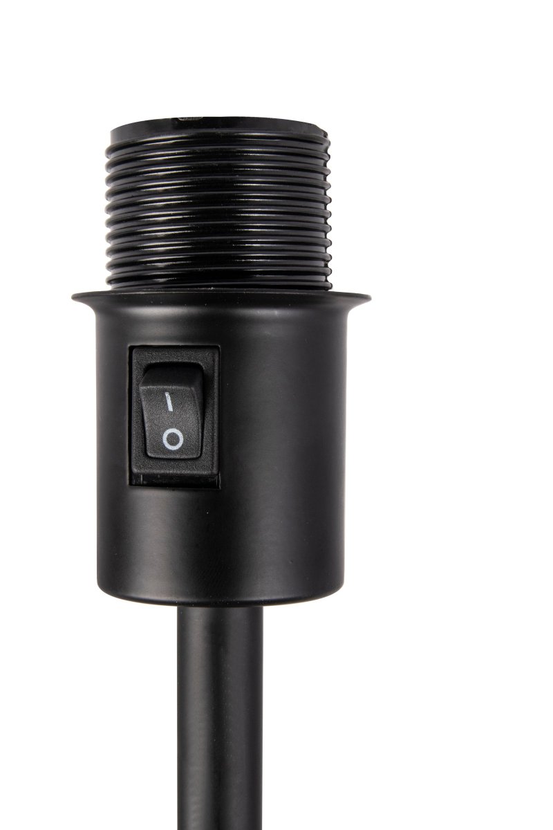 Matisse Blanc lampadaire De Globen Lighting - Le pied de la lampe, fabriqu&eacute; dans le m&ecirc;me m&eacute;tal, repose sur un socle en marbre blanc massif.