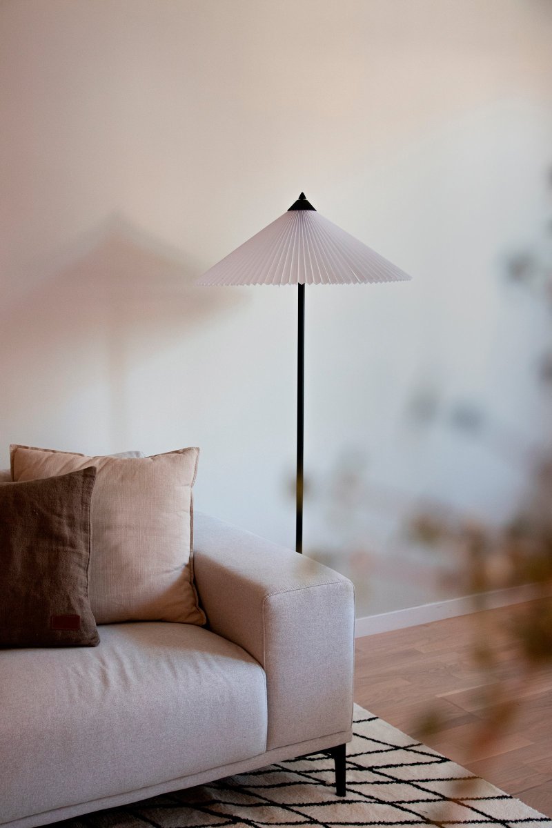 Matisse Blanc lampadaire De Globen Lighting - Le pied de la lampe, fabriqu&eacute; dans le m&ecirc;me m&eacute;tal, repose sur un socle en marbre blanc massif.