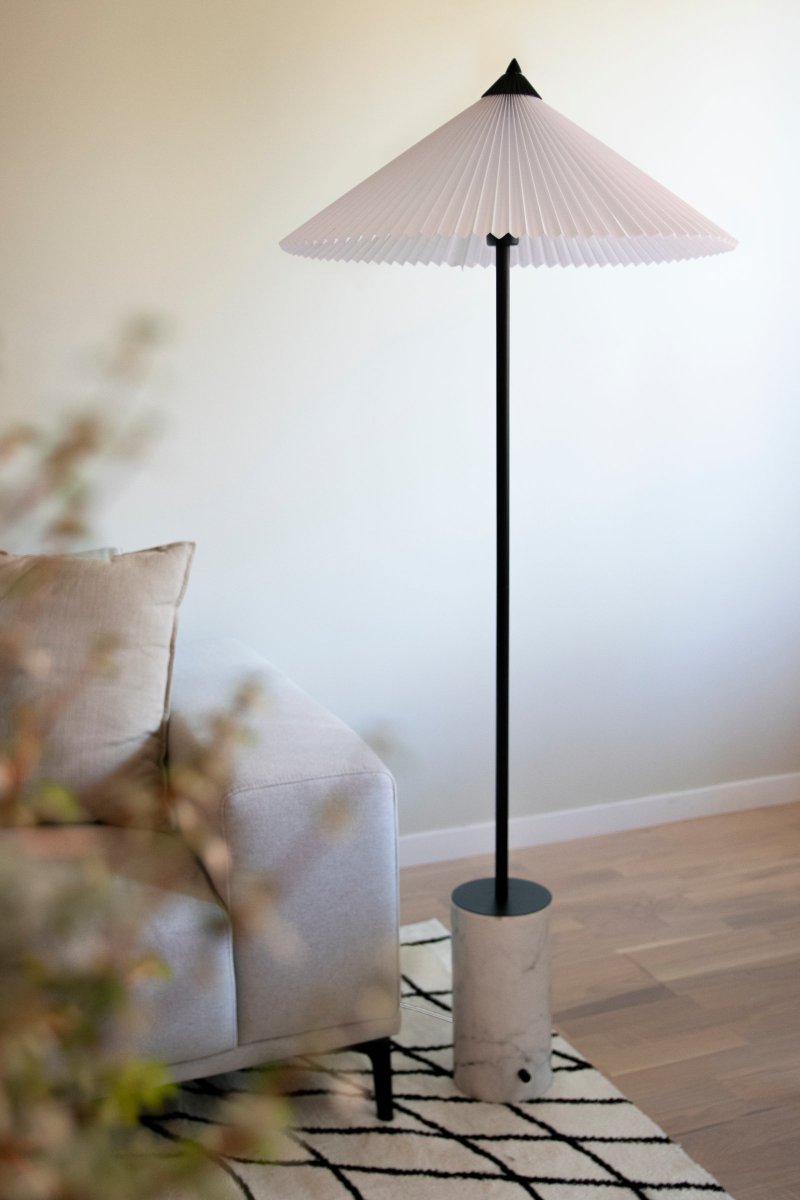 Matisse Blanc lampadaire De Globen Lighting - Le pied de la lampe, fabriqu&eacute; dans le m&ecirc;me m&eacute;tal, repose sur un socle en marbre blanc massif.