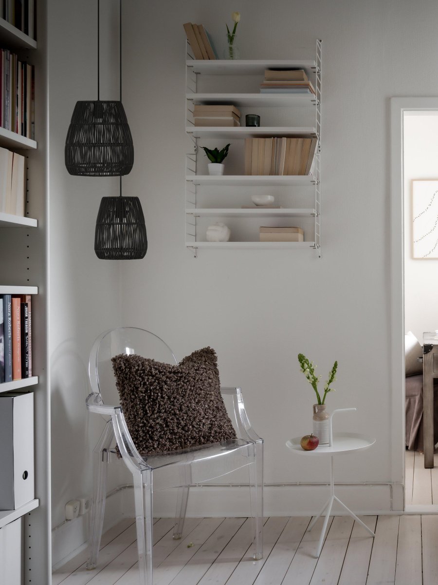 Saigon Ø28 Noir suspension De PR Home - Le plafonnier est vendu avec un support de plafond noir pour une utilisation en int&eacute;rieur.