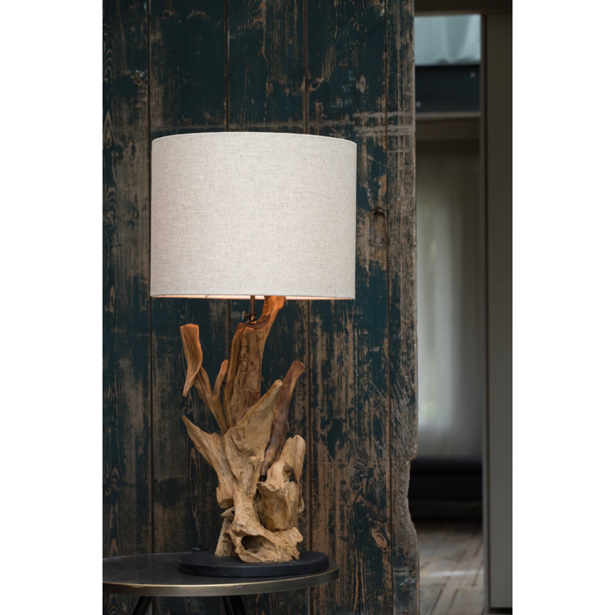 Ikal 50cm Bois pied de lampe De Light & Living - Fabriqué à partir de racines de teck recyclées, ce pied de lampe apporte une touche artistique et organique à n’importe quelle pièce, la transformant en un havre de paix.