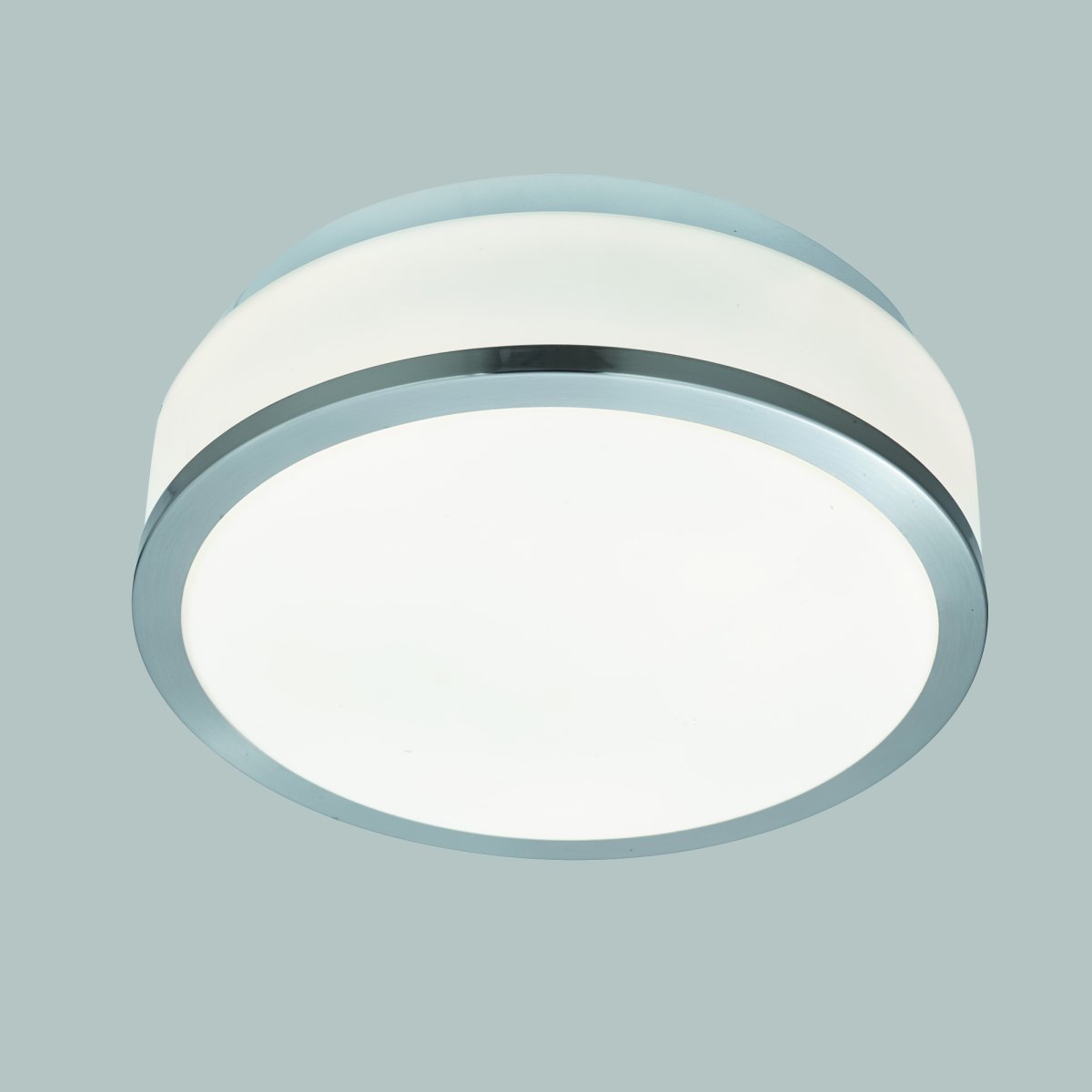 Cheese Ø23 Argent lampe de salle de bain De Searchlight - Cette lampe de salle de bain moderne offre style et fonctionnalité dans un seul ensemble élégant.