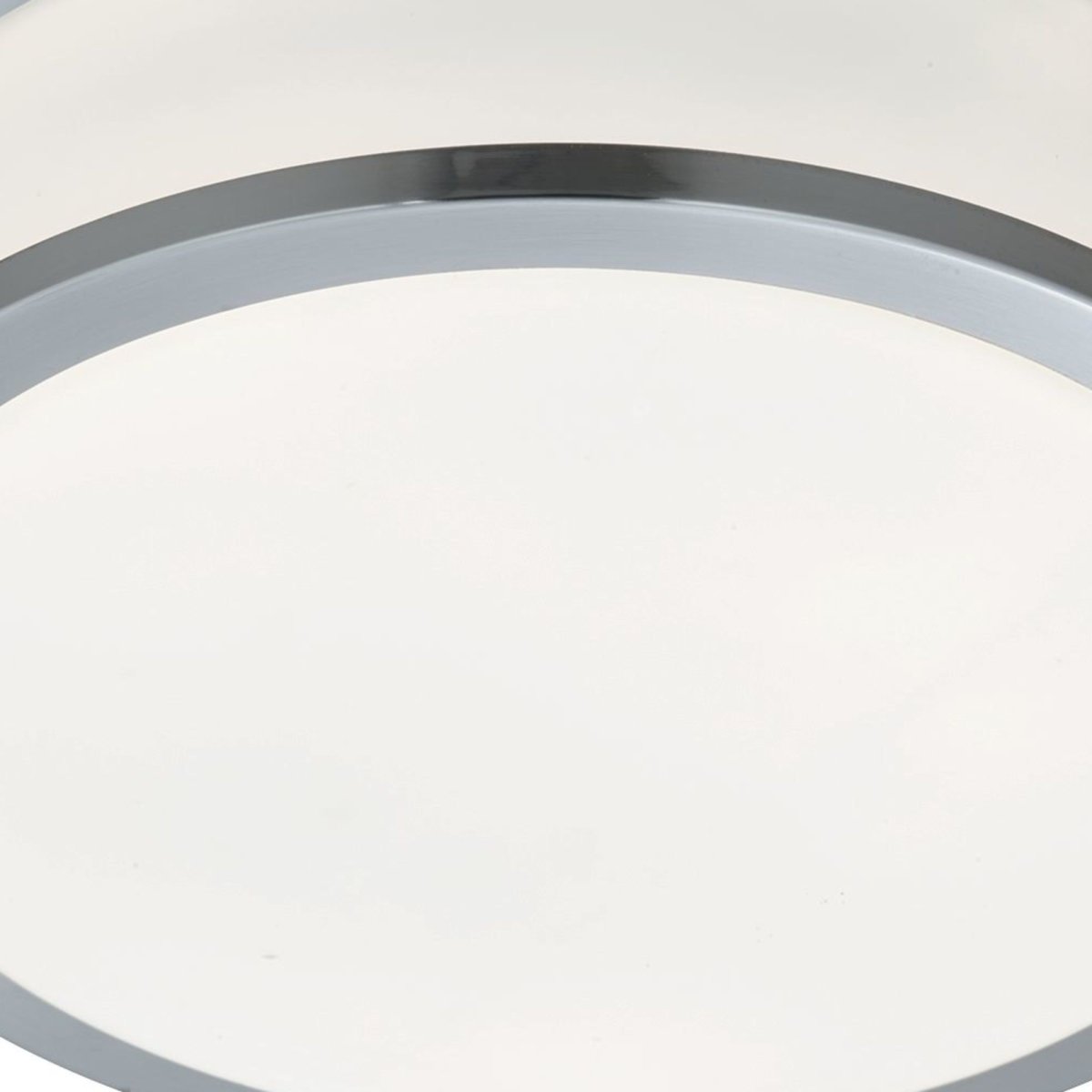 Cheese Ø23 Argent lampe de salle de bain De Searchlight - Cette lampe de salle de bain moderne offre style et fonctionnalité dans un seul ensemble élégant.