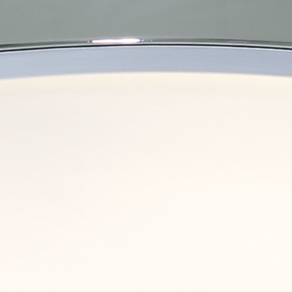 Cheese Ø30 Chrome lampe de salle de bain De Searchlight - Cette lampe de salle de bain moderne offre style et fonctionnalité dans un seul ensemble élégant.