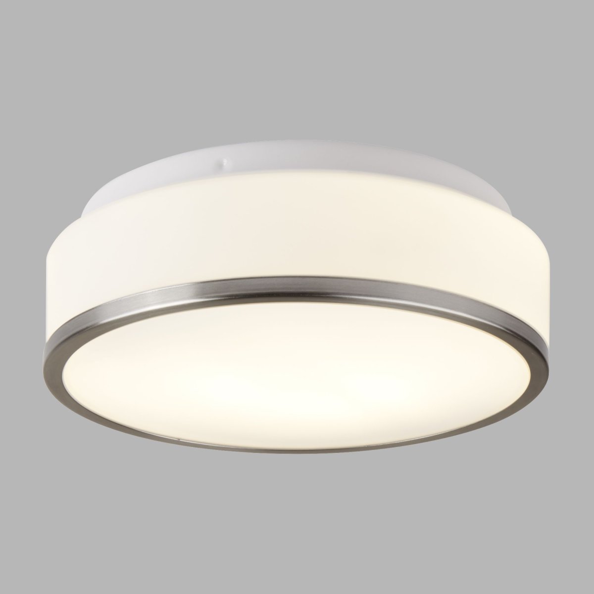 Cheese Ø30 Argent lampe de salle de bain De Searchlight - Cette lampe de salle de bain moderne offre style et fonctionnalité dans un seul ensemble élégant.