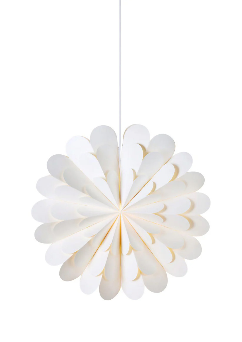 Maravilla Ø60 Blanc De Markslöjd - Avec un abat-jour en papier aux formes douces et pliss&eacute;es et un diam&egrave;tre de 60 cm, il convient comme une belle lumi&egrave;re de fen&ecirc;tre aussi bien pour la p&eacute;riode de No&euml;l que toute l'ann&eacute;e.