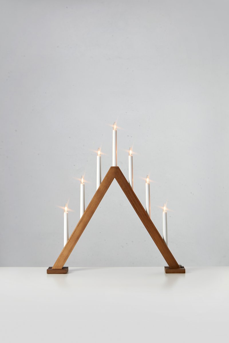 Ariele brun clair De Markslöjd - Bougeoir de l'Avent &eacute;l&eacute;gant et classique en bois teint&eacute; marron clair.