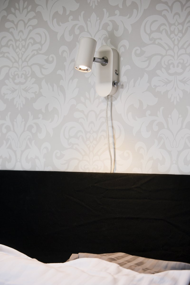 Gusto Blanc lampe de lecture De Aneta Lighting - Gusto dispose d'une source de lumière LED blanc chaud de 5 W et offre 400 lumens.