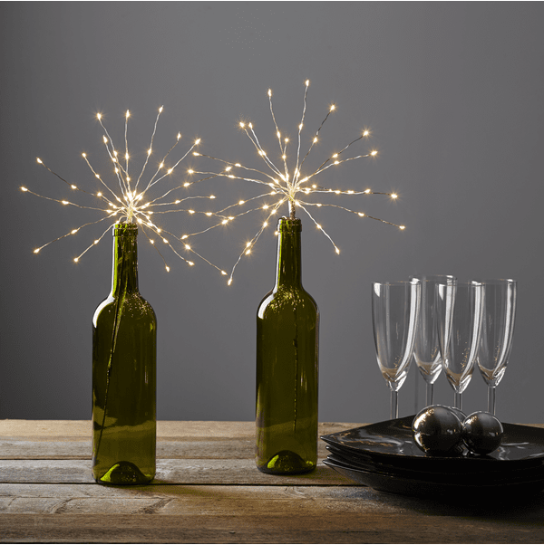 Firework Argent De Star Trading - Elle se compose de 60 LED blanc froid, réparties sur 20 brins, et d'un câble métallique argenté.