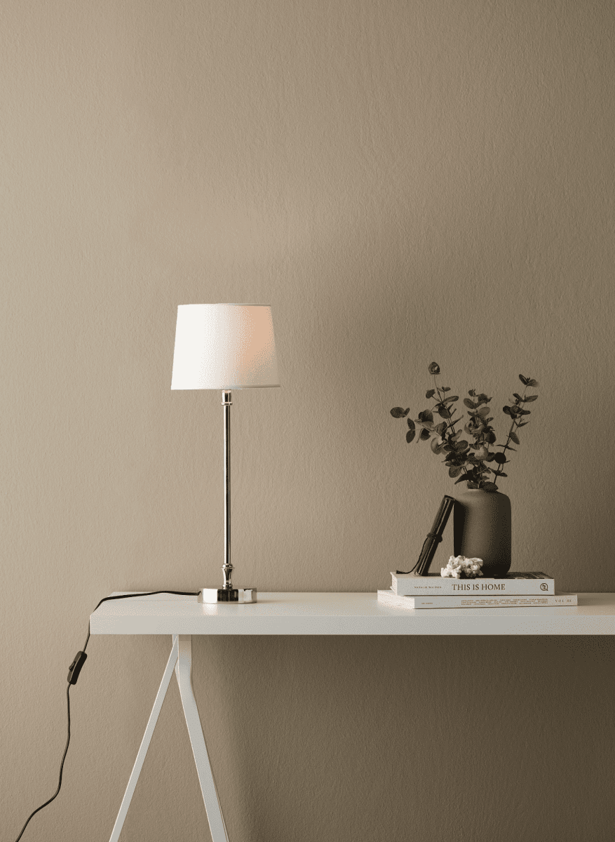 Liam 60cm Argent/Blanc lampe de table De PR Home - La base de la lampe mesure 46 cm de haut et la hauteur totale est de 59 cm.