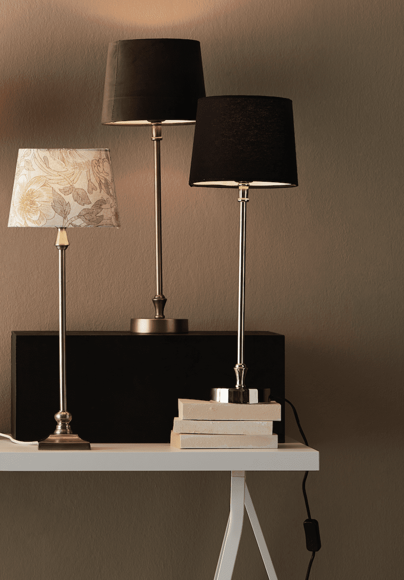 Liam 60cm Argent/Noir lampe de table De PR Home - La base de la lampe mesure 46 cm de haut et la hauteur totale est de 59 cm.