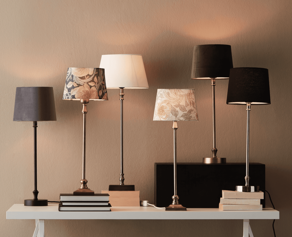 Liam 60cm Noir et blanc lampe de table De PR Home - La base de la lampe mesure 46 cm de haut et la hauteur totale est de 59 cm.