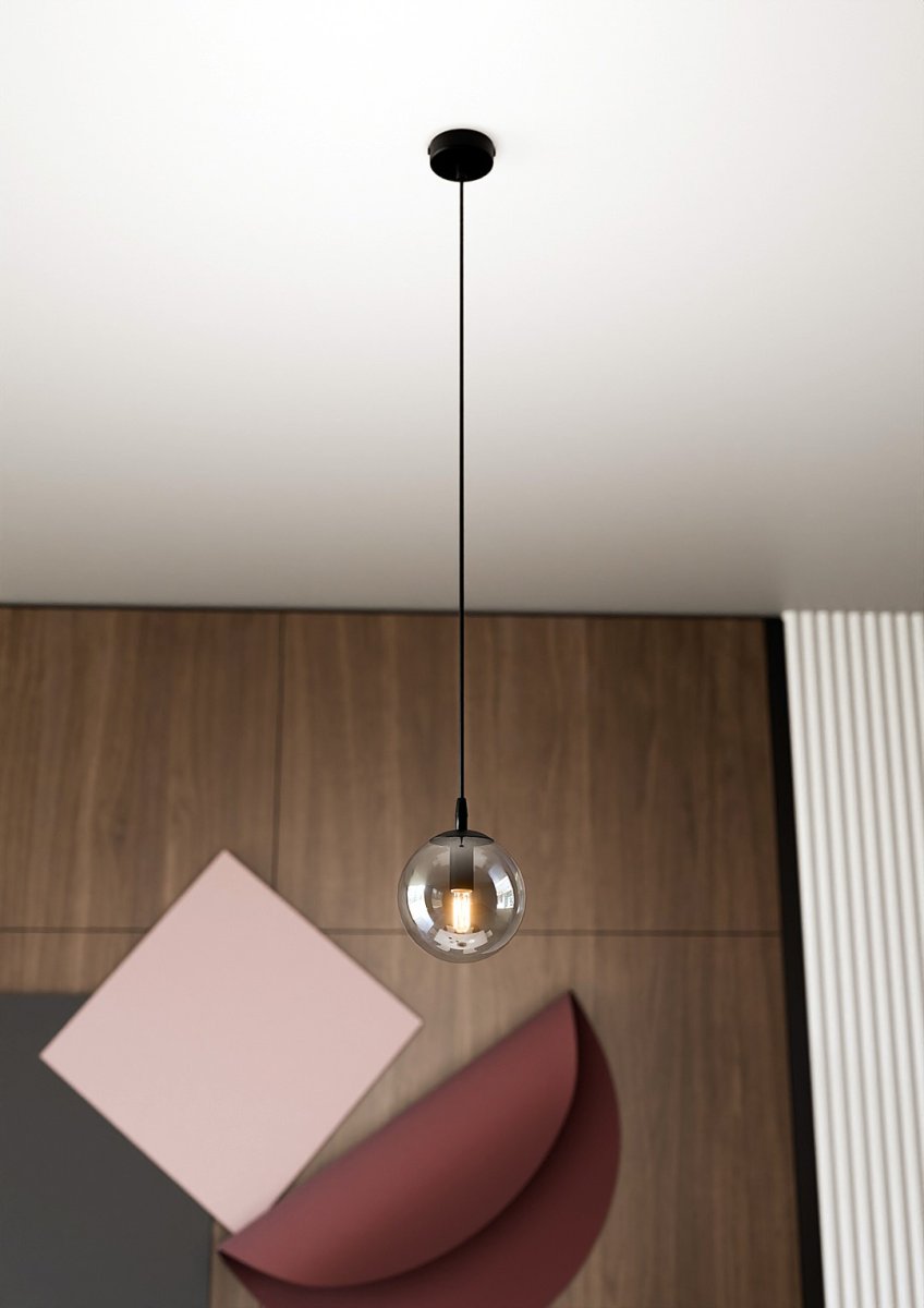 Cosmo Ø12 Couleur fumée suspension De Emibig Lighting - TRAKER est un plafonnier en forme d'araignée qui offre de nombreuses possibilités de conception grâce à ses longs câbles.