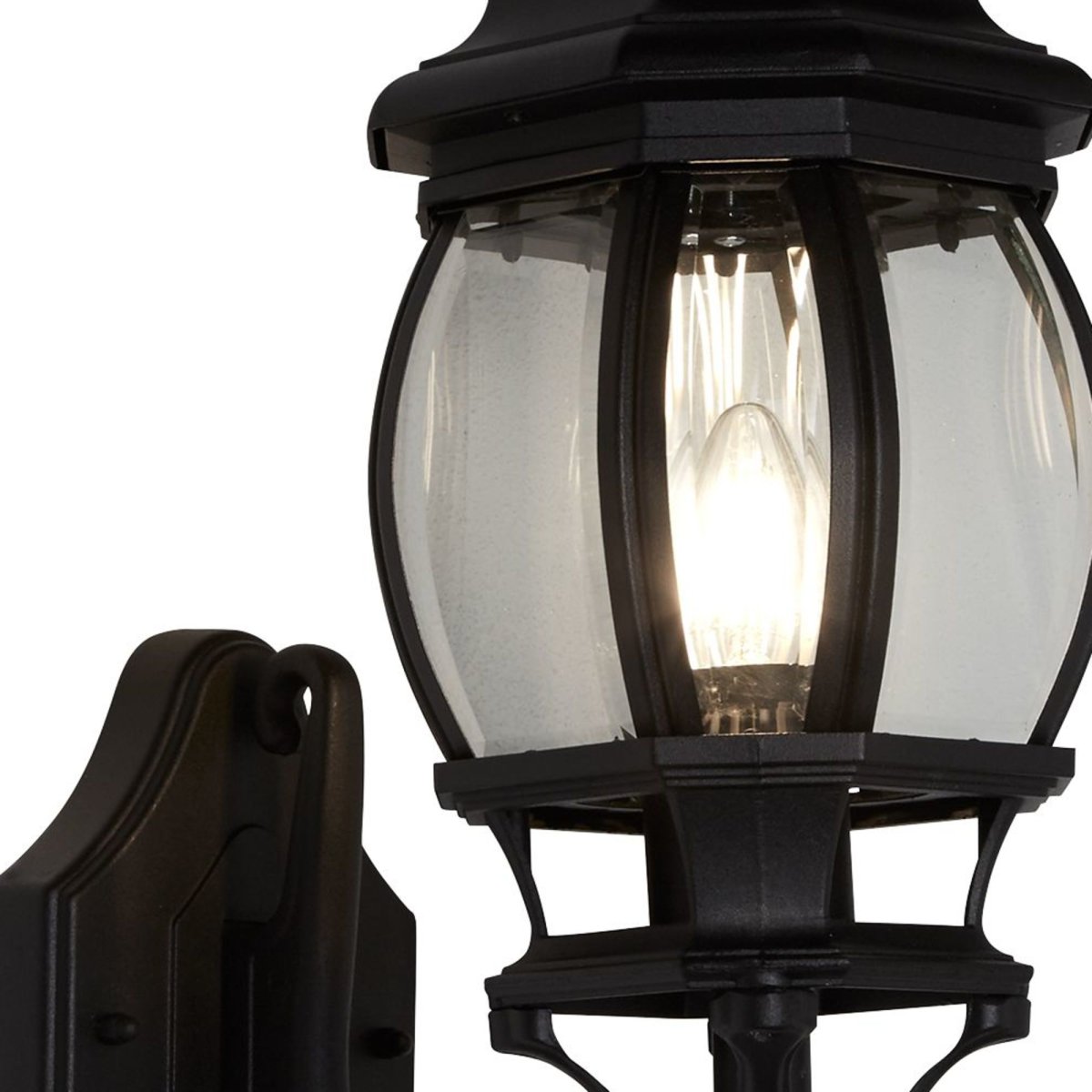 Bel Aire Noir lampe d’extérieur De Searchlight - Cette lampe d'extérieur classique en métal noir ajoute une touche intemporelle et élégante à votre maison.