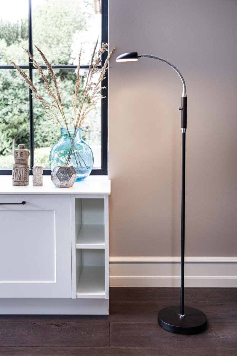 Vegas 1 Noir lampadaire De Halo Design - Vegas est un lampadaire élégant et fonctionnel qui allie design moderne et éclairage pratique.