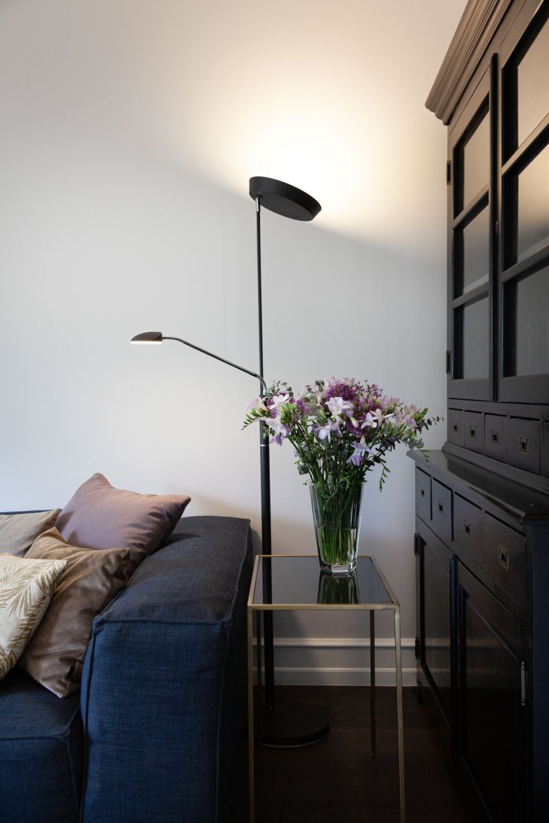 Vegas Noir lampadaire De Halo Design - Vegas est le choix parfait pour ceux qui recherchent une solution pratique et élégante pour l'atmosphère et la résolution.