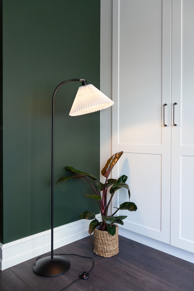 Medina Noir lampadaire De Halo Design - Il est recommand&eacute; de le placer comme lampe de lecture &agrave; c&ocirc;t&eacute; du canap&eacute; ou comme d&eacute;tail d'ameublement d&eacute;coratif dans le salon.